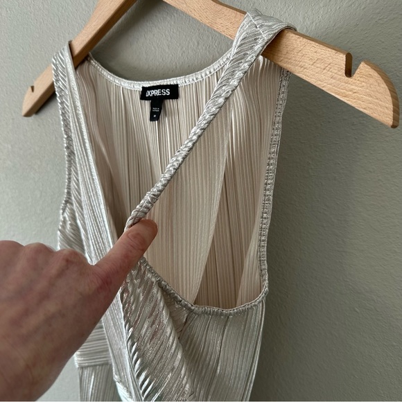 Express Silver V-Neck Tank Top Size Medium EUC - Picture 9 of 10